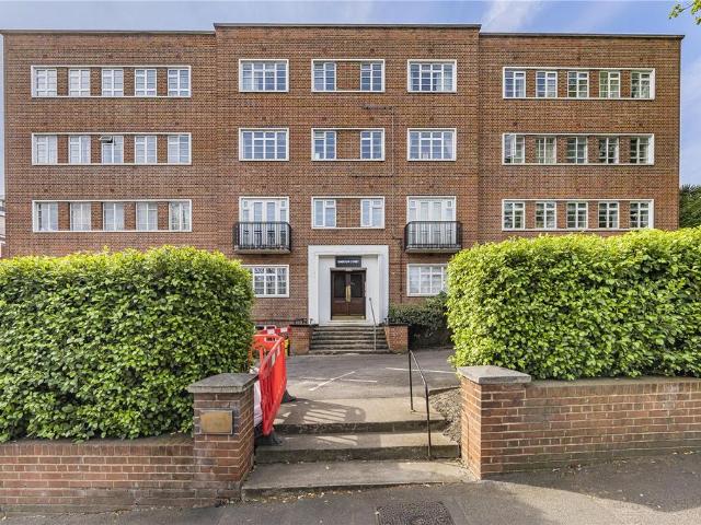 Flat for sale in London Borough of Merton, Raynes Park