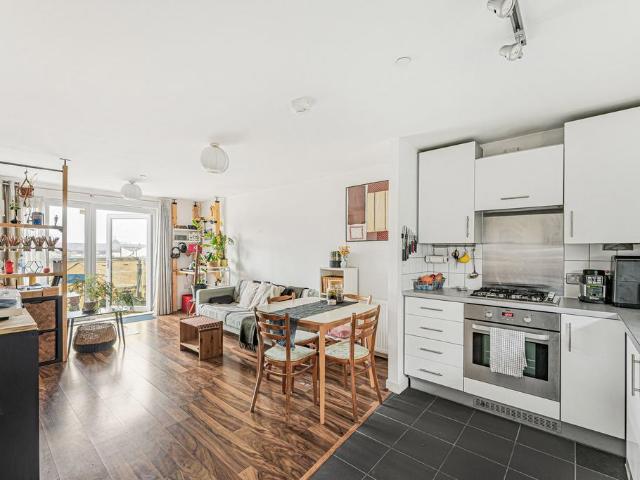 Flat for sale in Shacklewell, Greater London
