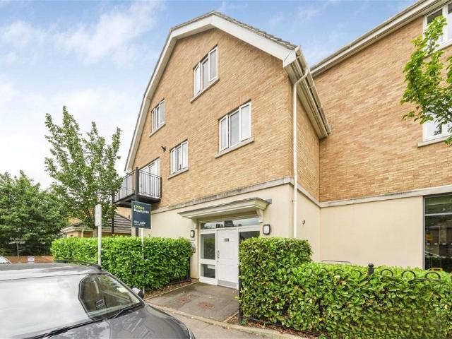 Flat for sale in Strawberry Hill, Greater London