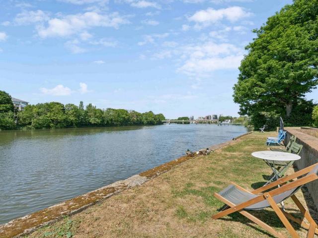 Flat for sale in London Borough of Hounslow, Strand