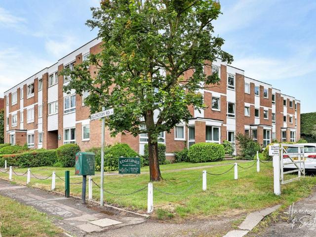 Flat for sale in Chingford, Greater London