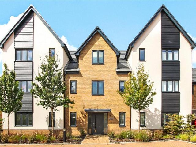 Flat for sale in Buckler's Park, Crowthorne