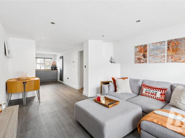 Flat for sale in Noak Hill, Noak Bridge