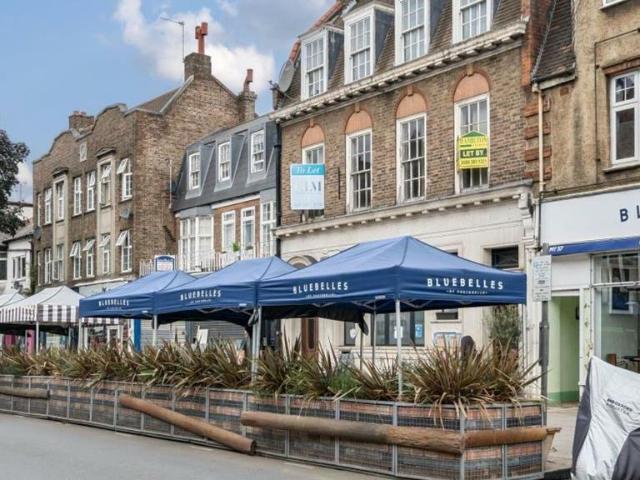Flat for sale in Mill Hill, Greater London