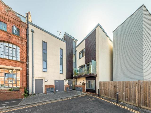 Flat for sale in Aldrington