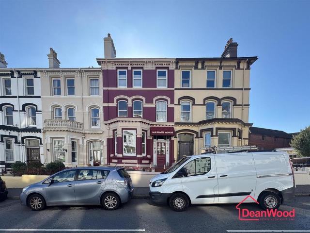 Flat for sale in Douglas, Scotland