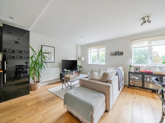 Flat for sale in London Borough of Wandsworth, Greater London