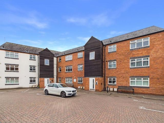 Flat for sale in Diglis, Worcestershire