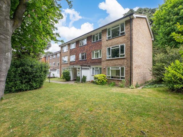 Flat for sale in Carshalton Beeches, Greater London