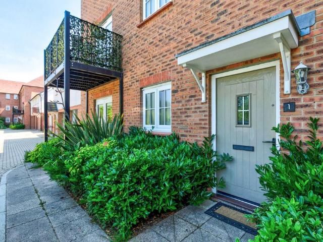 Flat for sale in Finchampstead
