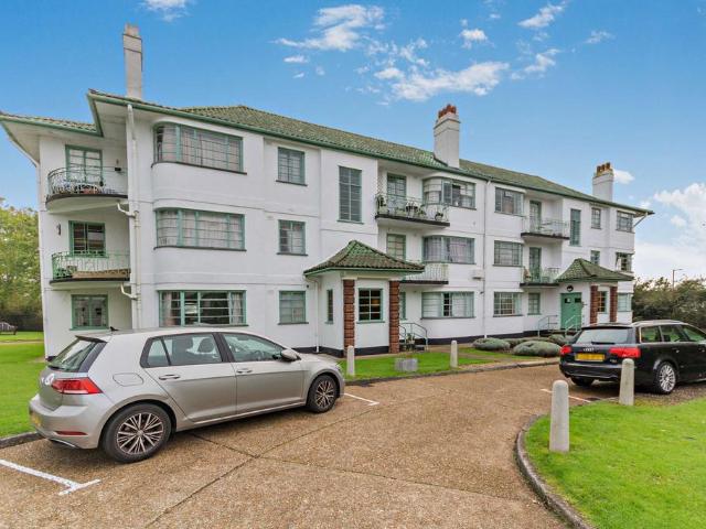 Flat for sale in Pinner, Greater London