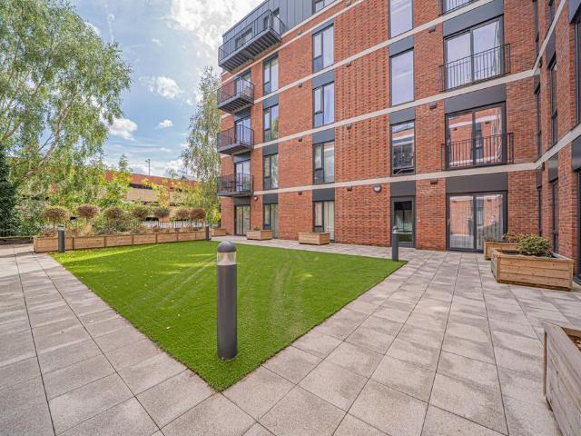 Flat for sale in Blossomfield, West Midlands