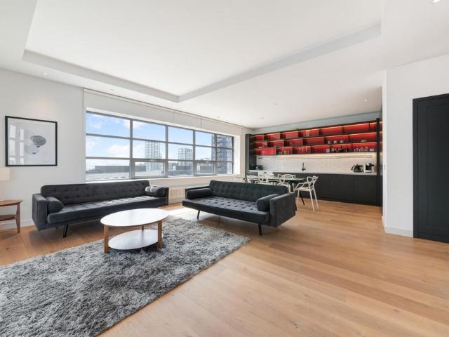Flat for sale in London City Island, Blackwall