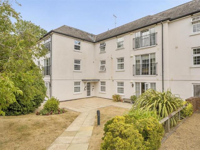 Flat for sale in Westborough, Surrey