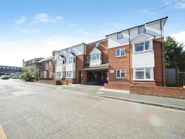 Flat for sale in Leagrave, Luton
