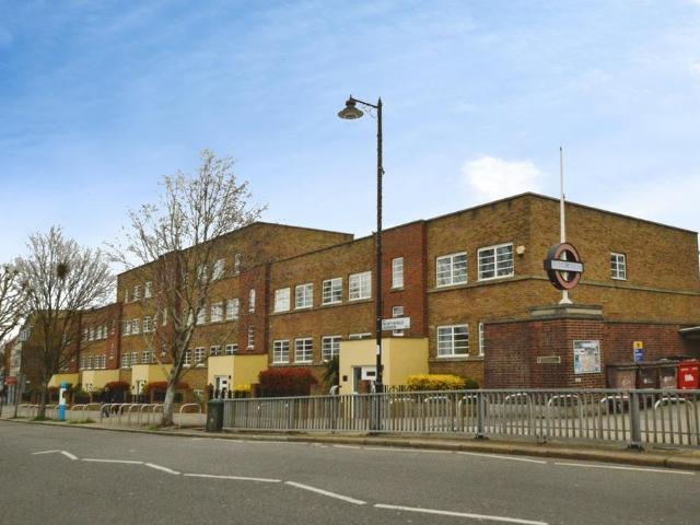 Flat for sale in London Borough of Ealing, Greater London