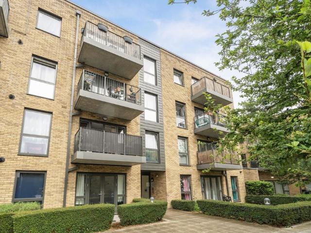 Flat for sale in London Borough of Croydon, Hillview
