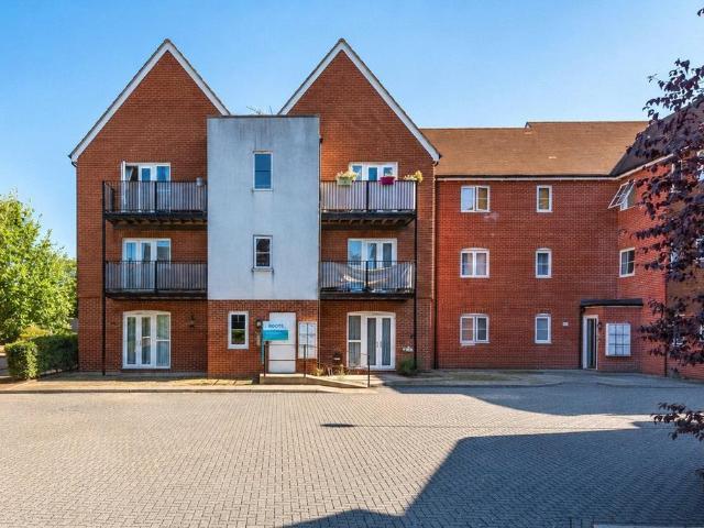 Flat for sale in Emmbrook, Wokingham