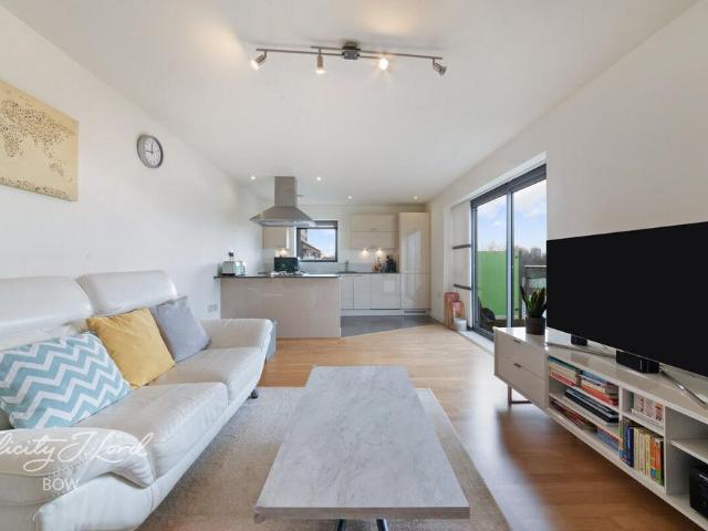 Flat for sale in Bromley-by-Bow, Bow