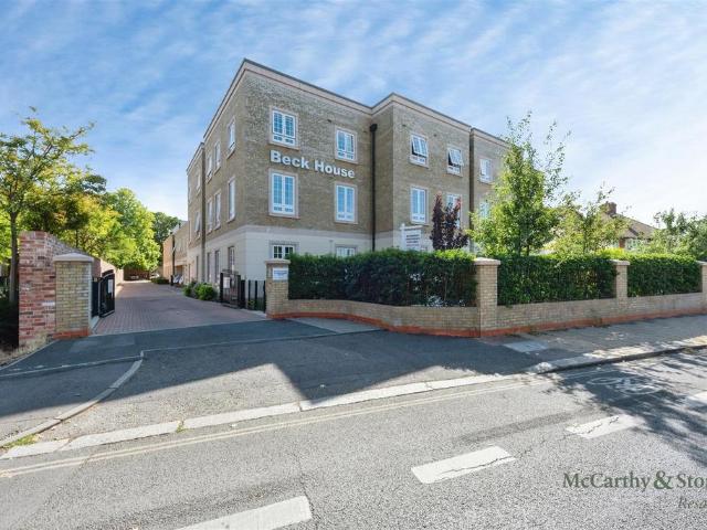 Flat for sale in London Borough of Hounslow, Greater London