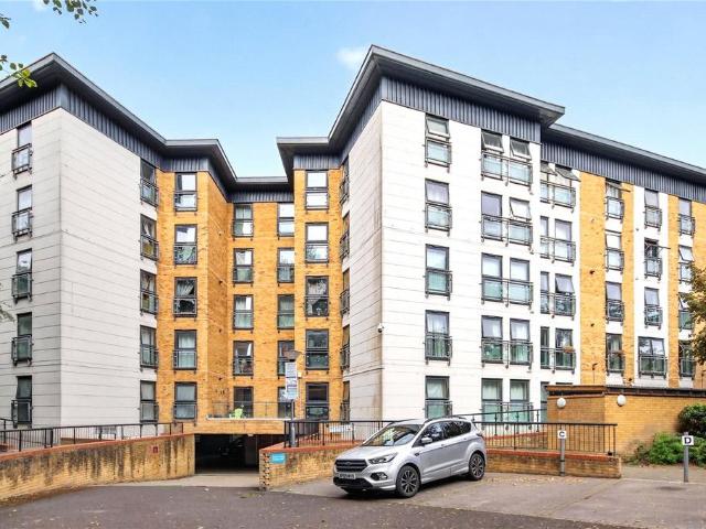 Flat for sale in Easthampstead, Bracknell