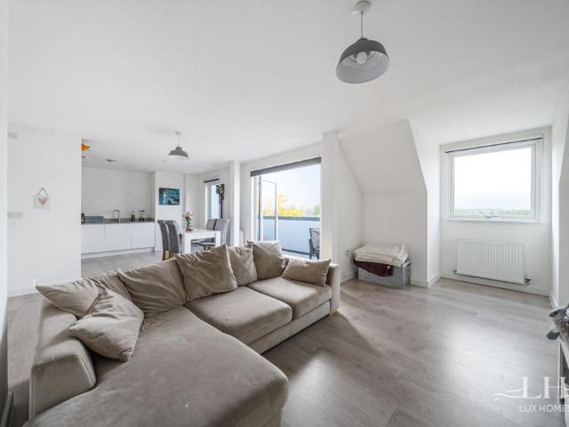 Flat for sale in Harold Hill, Greater London