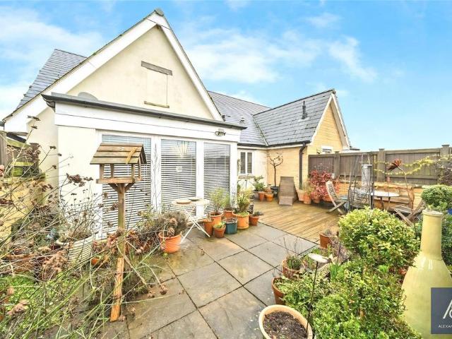 Flat for sale in Croughton, Northamptonshire