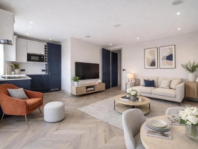 Flat for sale in London Borough of Ealing, Greater London