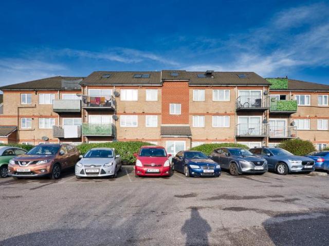Flat for sale in Thames View, Greater London
