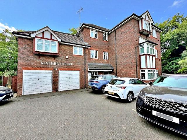 Flat for sale in Kenton, Greater London