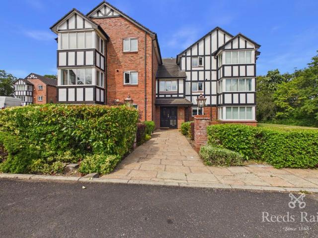Flat for sale in Gatley, Greater Manchester