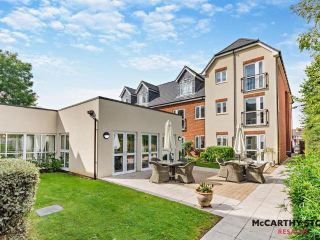 Flat for sale in Farnham Common, Buckinghamshire