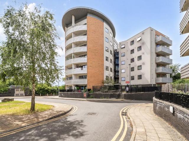 Flat for sale in Lane, Greater London