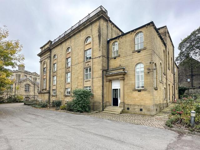 Flat for sale in Highfields, Huddersfield