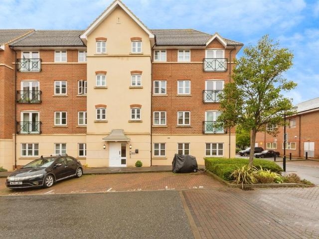 Flat for sale in Walton, Aylesbury