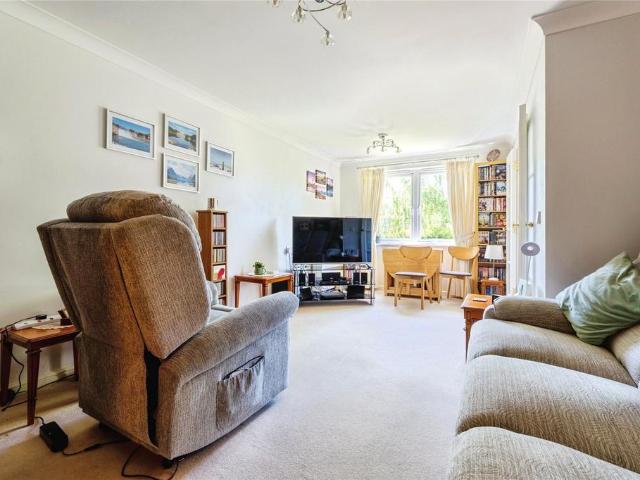 Flat for sale in Elmfield, Leicestershire
