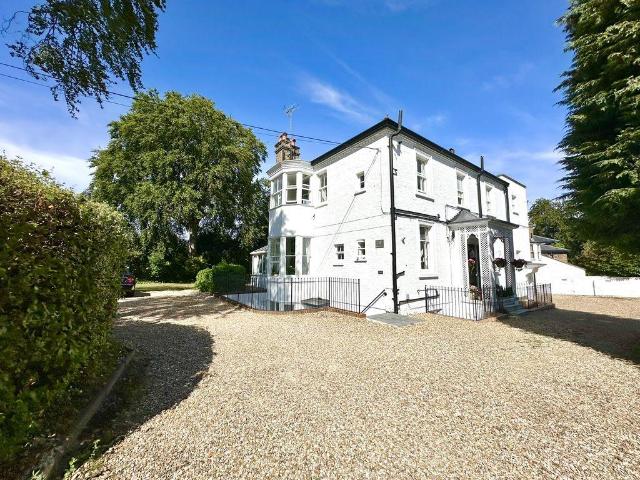 Flat for sale in Woodcote, Epsom