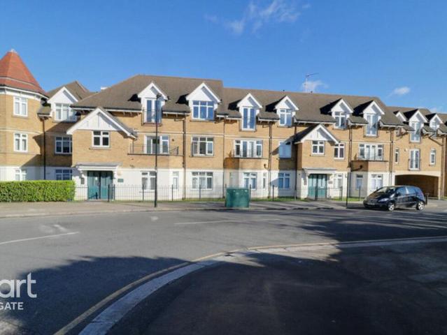 Flat for sale in Bush Hill Park, Greater London