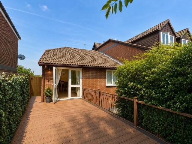 Flat for sale in Bushey, Bushey Heath