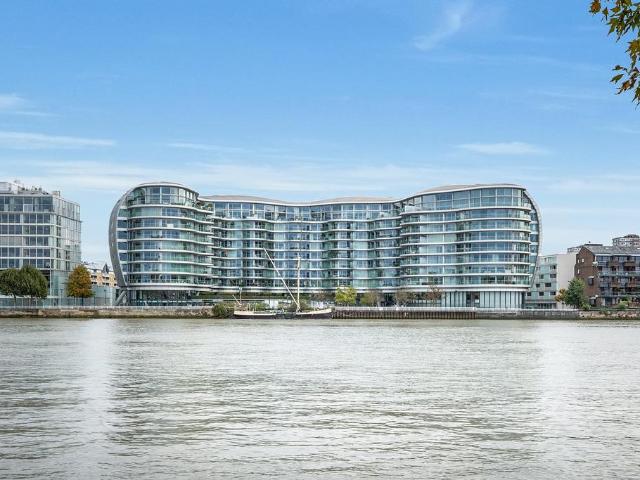 Flat for sale in Battersea, Greater London