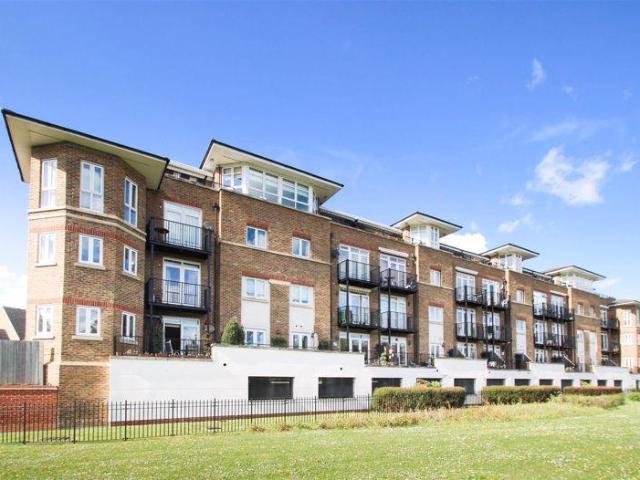 Flat for sale in Little Stanmore, Greater London