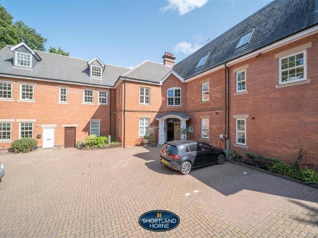 Flat for sale in Green Lane, Gibbet Hill