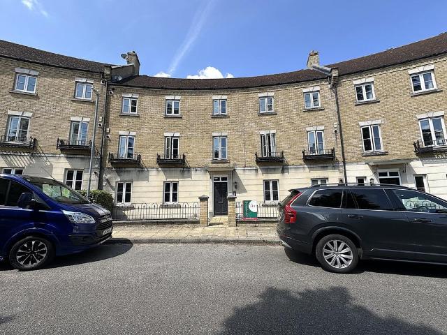 Flat for sale in Chipping Hill, Essex