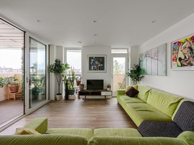 Flat for sale in East Greenwich, Greater London