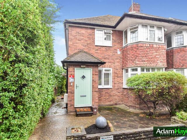 Flat for sale in West Finchley, Greater London