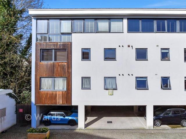 Flat for sale in Midway, Kent