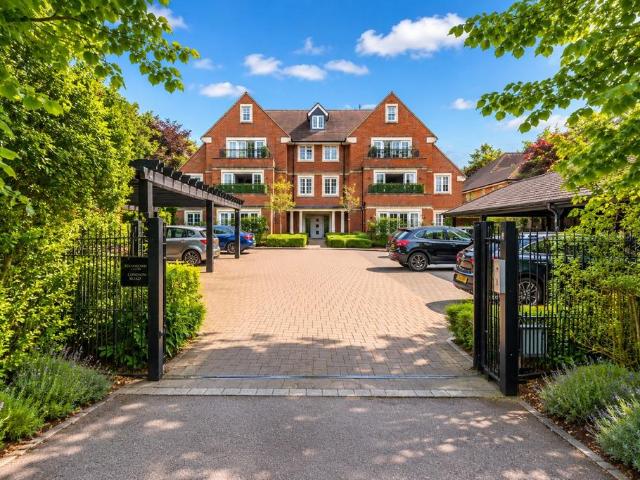 Flat for sale in St Albans, Five Acres