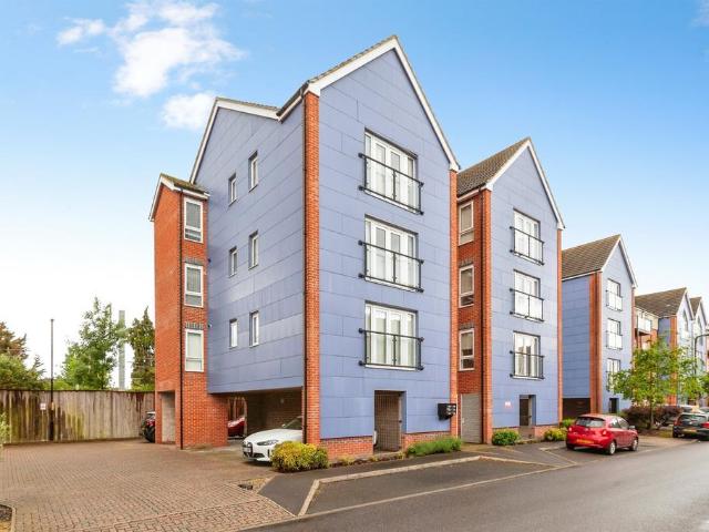 Flat for sale in Slough