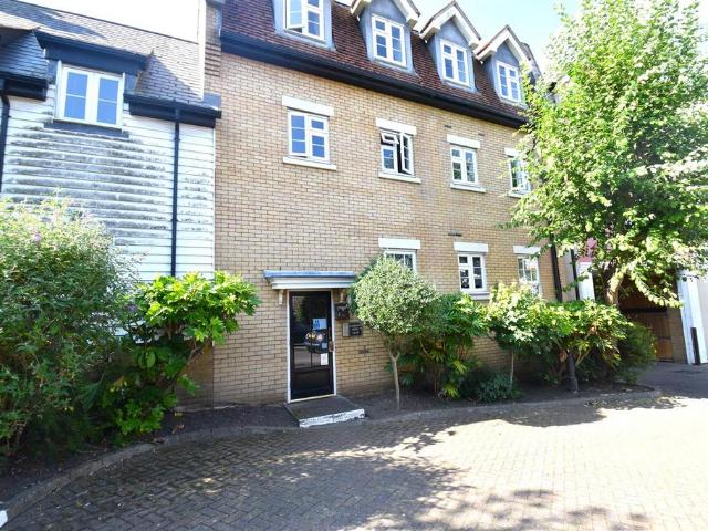 Flat for sale in Sutton, Barling