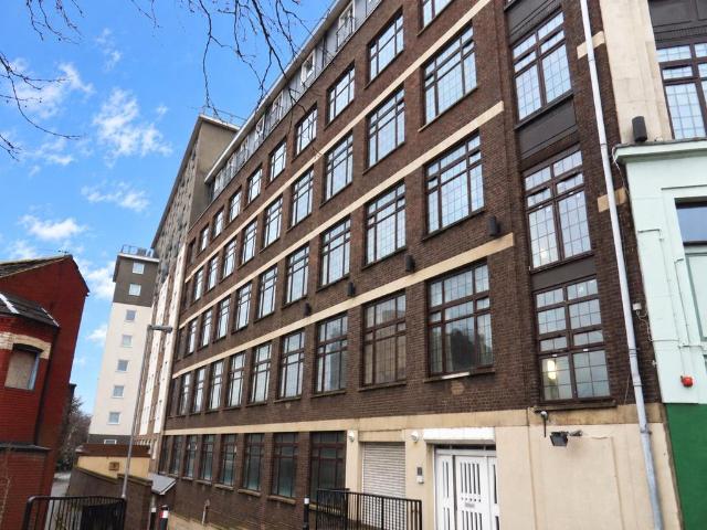 Flat for sale in Spring Park, Luton